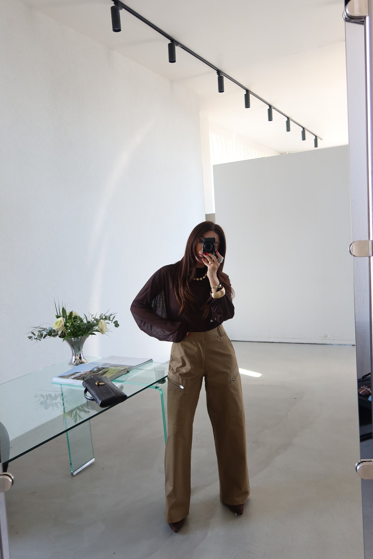 Kargo Cepli Geniş Kalıp Pantolon ve Kayık Yaka Transparan Bluz Kombini