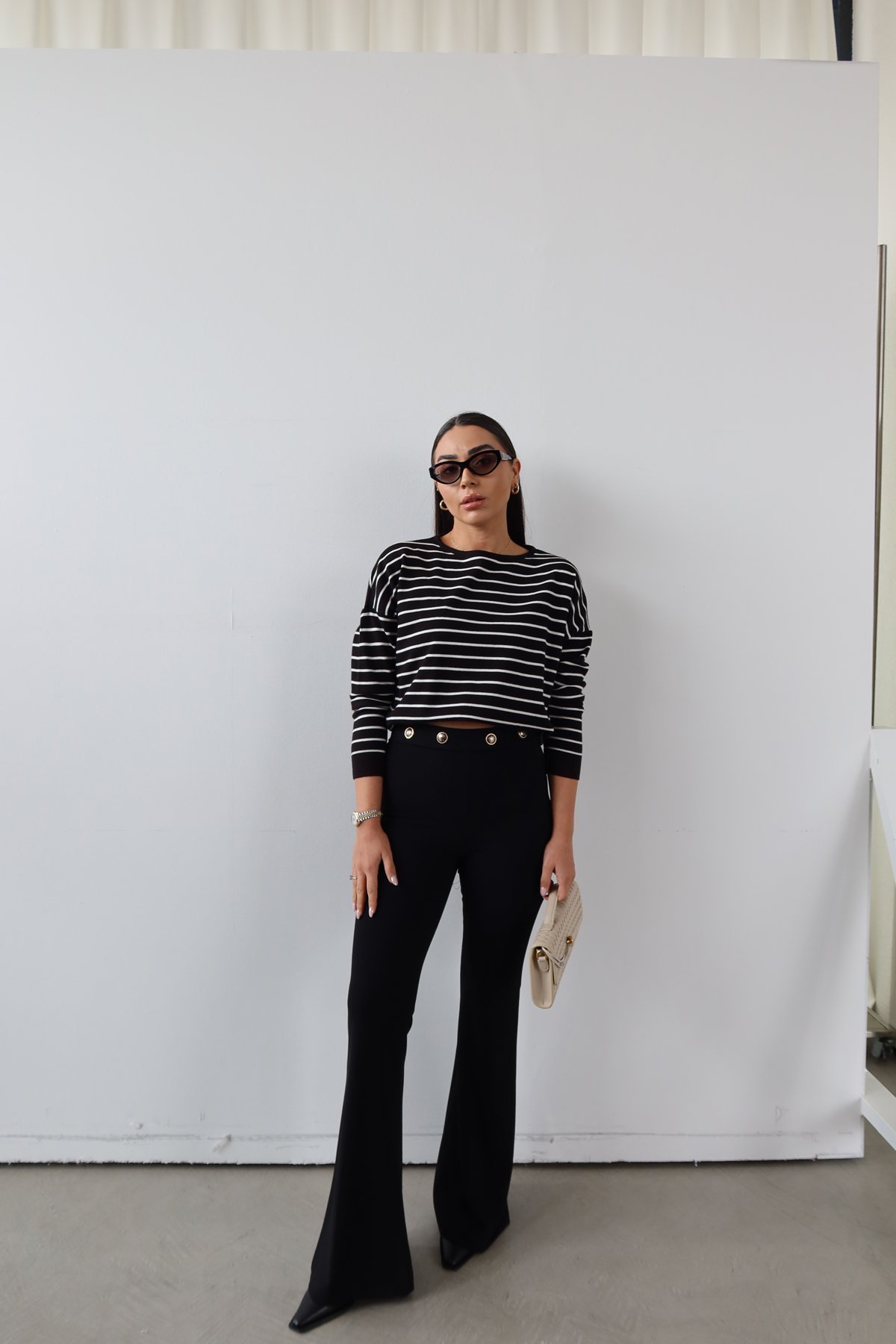 Çizgili Oversize Basic Triko ve Gold Düğme Aksesuarlı İspanyol Paça Pantolon Kombini