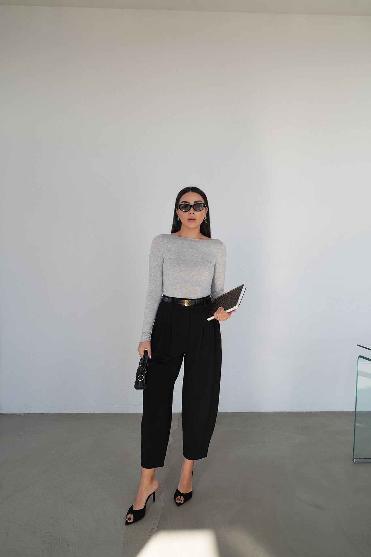 Naturel Yaka İnce Kaşmir Bluz ve Çift Pileli Havuç Kesim Kumaş Pantolon Kombini