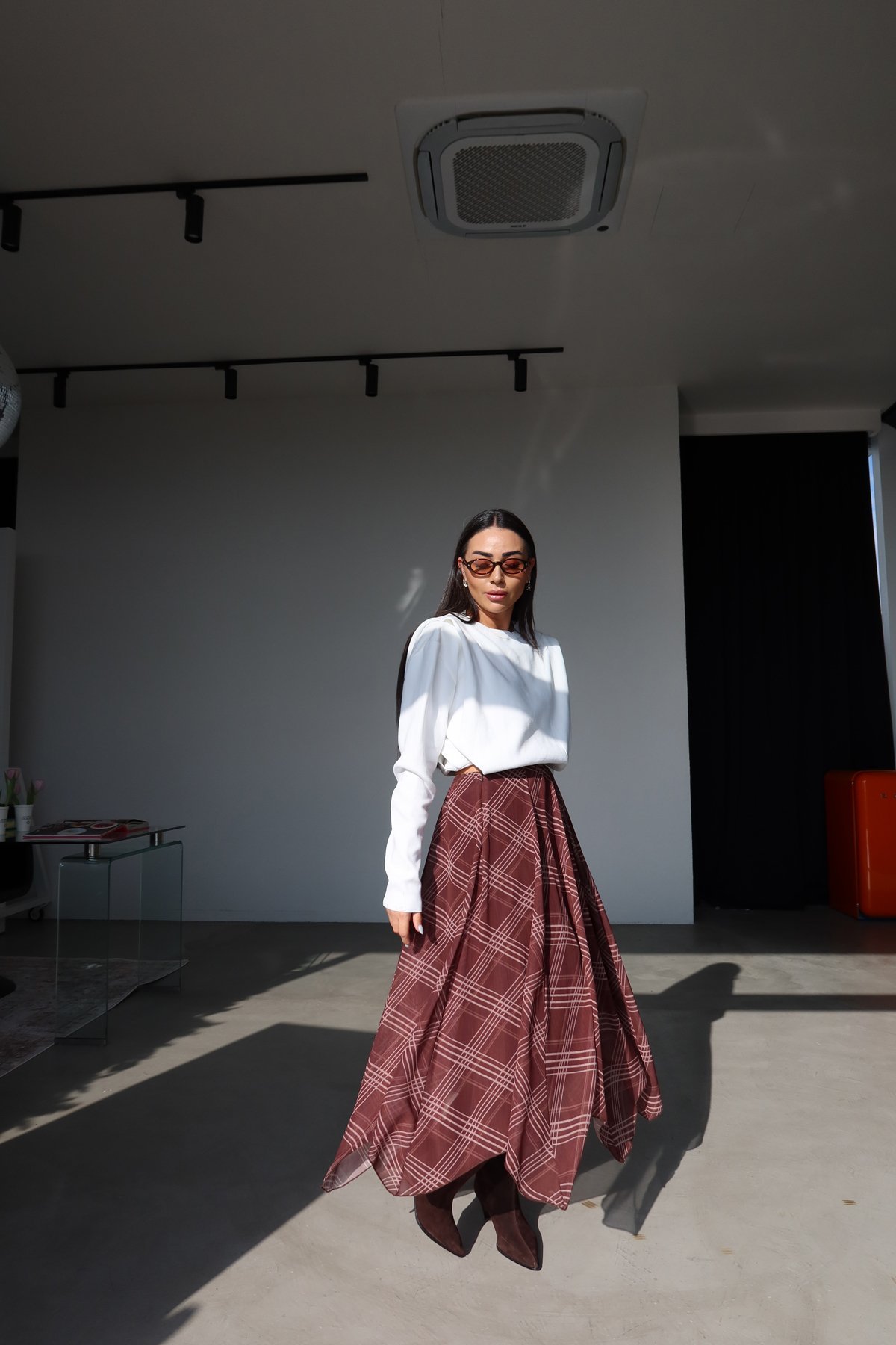 Altı Asimetrik Kesim Yatay Çizgili Etek ve Omuzu Vatkalı Triko Kazak Kombini