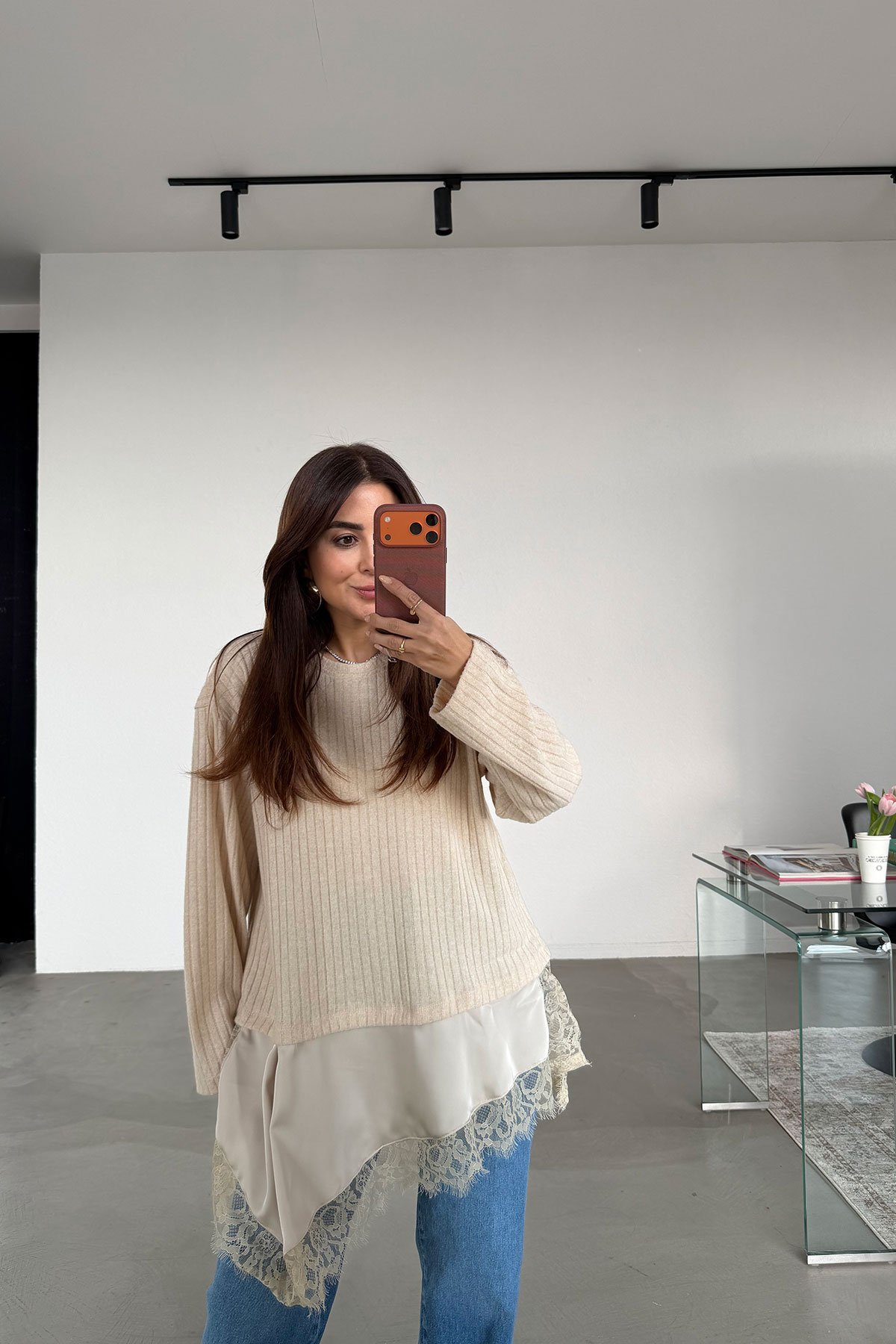 Altı Dantel Parçalı Fitilli Triko Bluz ve Taşlamalı Straight Fit Jean Kombini